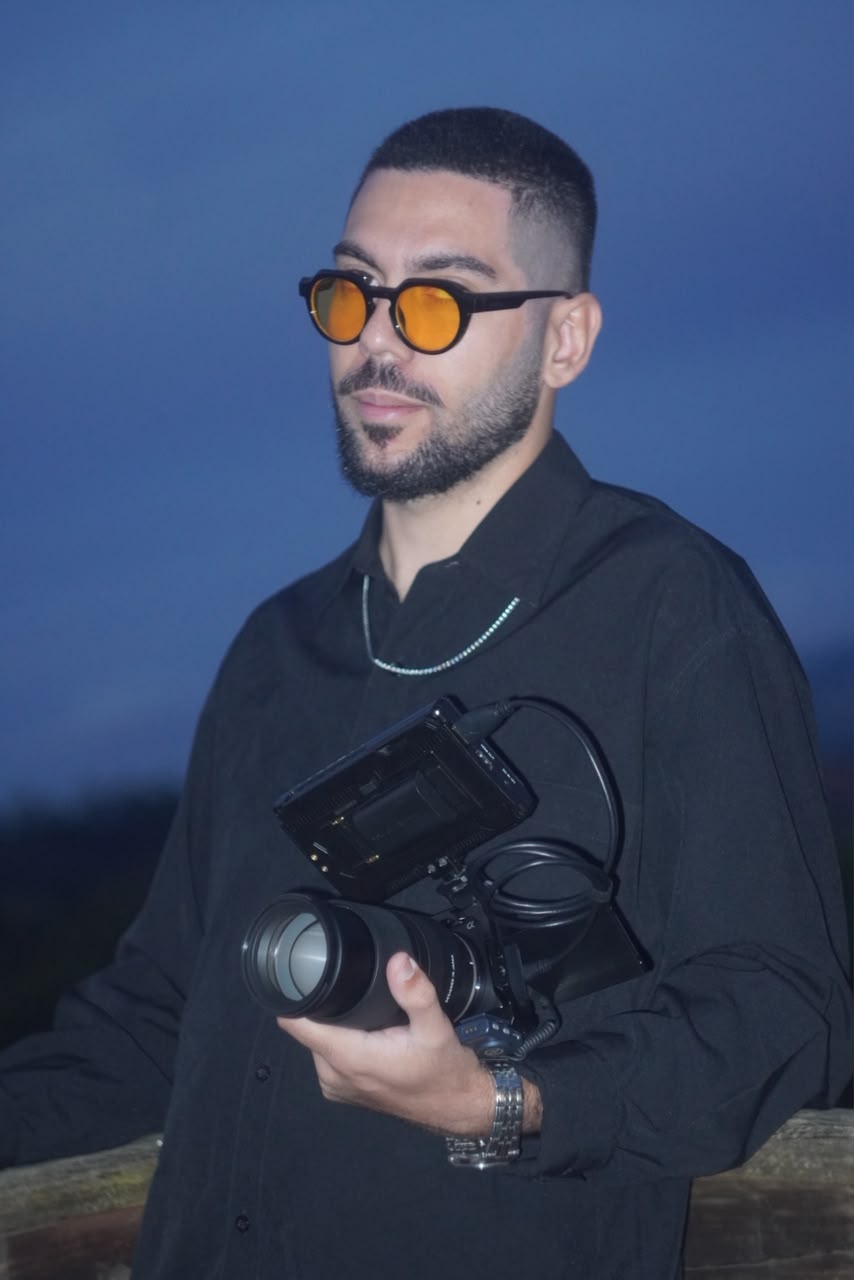 João, fotógrafo e filmmaker da JPG Filmes, segurando uma câmera